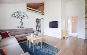 sala de estar con sofá y mesa en Nice Home In Ejstrupholm With Sauna en Ejstrup