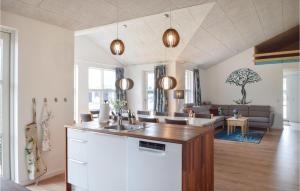 cocina y sala de estar con sofá en Nice Home In Ejstrupholm With Sauna en Ejstrup