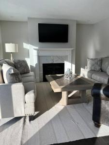 - un salon avec un canapé et une table dans l'établissement New luxury spacious 3BR 3BA 1 mile from Mt Snow, à Dover