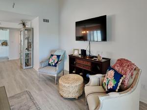 a living room with a desk and two chairs at Canal Royale in Rockport