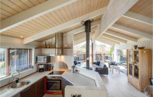 Skødshoved StrandにあるStunning Home In Knebel With 3 Bedrooms, Sauna And Wifiの家屋内のオープンキッチン