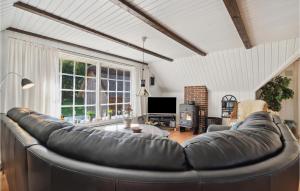 Nørre NebelにあるAwesome Home In Nrre Nebel With Wifiのリビングルーム(大きな革張りのソファ付)