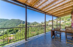 Castiglione ChiavareseにあるCasa Relax In Collinaの山々の景色を望むバルコニー(テーブル、椅子付)