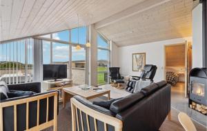 ein Wohnzimmer mit einem Sofa und einem Kamin in der Unterkunft Cozy Home In Vinderup With House Sea View in Vinderup