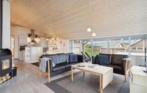 ein Wohnzimmer mit 2 Sofas und einem Kamin in der Unterkunft Cozy Home In Vinderup With House Sea View in Vinderup