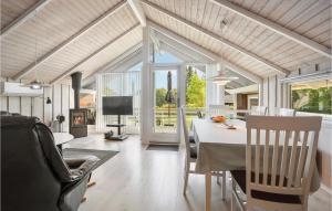 comedor y sala de estar con mesa y sillas en Nice Home In Sydals With Sauna, en Skovby