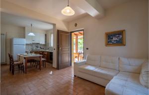 ein Wohnzimmer mit einem Sofa und einem Tisch sowie eine Küche in der Unterkunft Amazing Home In Roseto Degli Abruzzi With Kitchen in Roseto degli Abruzzi