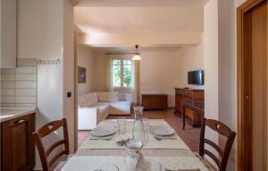 cocina y sala de estar con mesa y sillas en Amazing Home In Roseto Degli Abruzzi With Kitchen en Roseto degli Abruzzi