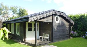 瓦夫尔Wood-and-work的院子里带椅子的小黑棚