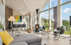 エーベルトフトにあるStunning Home In Ebeltoft With 4 Bedrooms, Sauna And Wifiのリビングルーム(ソファ、椅子、暖炉付)