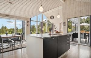 エーベルトフトにあるStunning Home In Ebeltoft With 4 Bedrooms, Sauna And Wifiのオープンキッチン、ダイニングルーム(テーブル、椅子付)