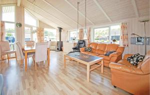 - un salon avec un canapé et une table dans l'établissement 3 Bedroom Beautiful Home In Juelsminde, à Sønderby