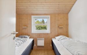 Postel nebo postele na pokoji v ubytování Amazing Home In Vejby With Kitchen