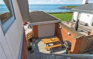 un patio al aire libre con mesa y banco en Stunning Apartment In Hasle With House Sea View, en Hasle