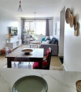 ein Wohnzimmer mit einem Tisch und einem Sofa in der Unterkunft Pridelands Homes in Nairobi