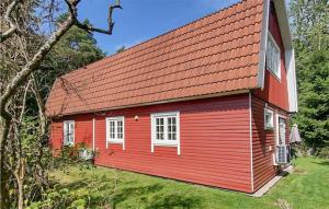 una casa roja con techo rojo en Nice Home In Hishult With Wifi, en Hishult