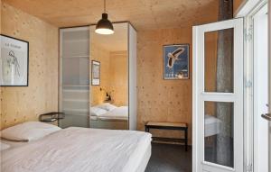 1 dormitorio con cama y espejo en Nice Home In Ebeltoft With Kitchen en Ebeltoft
