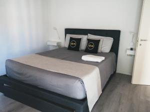 - une chambre avec un lit et 2 oreillers dans l'établissement THE SECRET SUITE - HOME "Lago di Endine", à Ranzanico