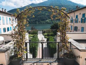 un arco sobre un balcón con vistas al lago en THE SECRET SUITE - HOME "Lago di Endine", en Ranzanico