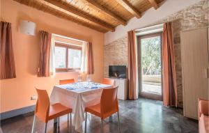 une salle à manger avec une table et des chaises blanches dans l'établissement Tenuta Licitra, à Raguse