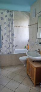 Gallery image of Doppelzimmer mit ensuite Bathroom zur Wiesn in Munich