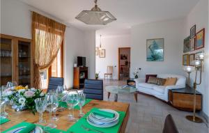 SantʼEgidio alla Vibrataにある3 Bedroom Gorgeous Home In St,egidio Alla Vibrataのリビングルーム(テーブル、ソファ付)