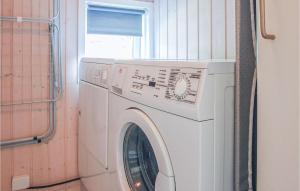 a washing machine in a room with a window at Amazing Home In Brkop With 3 Bedrooms, Sauna And Wifi in Brejning