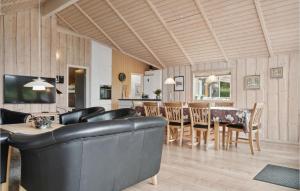 Lounge nebo bar v ubytování Amazing Home In Ebeltoft With Sauna