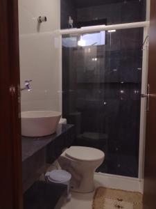 uma casa de banho com um WC, um lavatório e um chuveiro em Lindo apto praia do bessa em João Pessoa