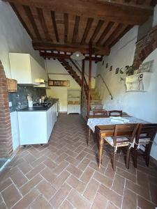 cocina y comedor con mesa y barra en La casa del Tiglio, en Borgo San Lorenzo