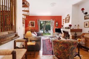 een woonkamer met een bank en een open haard bij Little Paradise 25 min from Lisbon in Azeitao