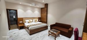 Ένα ή περισσότερα κρεβάτια σε δωμάτιο στο HOTEL SILVER STONE