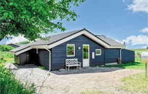 KnebelにあるAwesome Home In Knebel With Sauna And 2 Bedroomsの青小屋