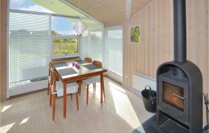 KnebelにあるAwesome Home In Knebel With Sauna And 2 Bedroomsのダイニングルーム(薪ストーブ付)