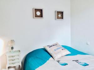 ein Bett mit einem Kissen darüber in der Unterkunft Coeur du centre ville, joli 50m2 de charme, wifi in Le Touquet-Paris-Plage