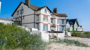 a group of houses on the beach near the sand at Bro Dawel in Rhosneigr