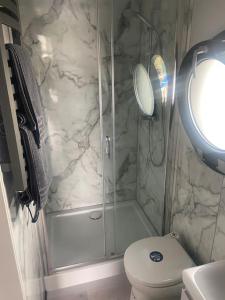 Bathroom sa La Mare Houseboat