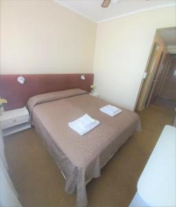 馬德普拉塔的住宿－Hotel América，小卧室配有带2条毛巾的床