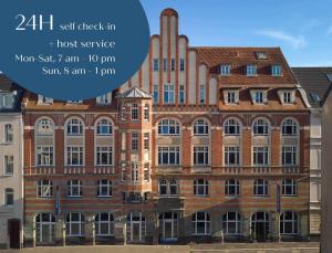 un gran edificio de ladrillo con las palabras servicio de anfitrión en Classik Hotel Antonius, en Colonia