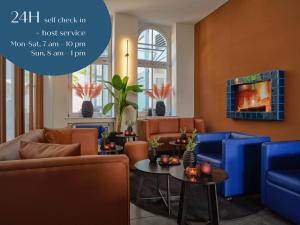 - un salon avec des chaises bleues et une table dans l'établissement Classik Hotel Antonius, à Cologne