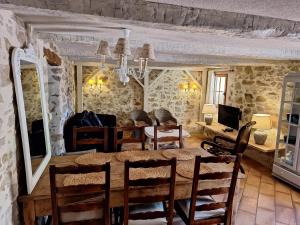 sala de estar con mesa de madera y sillas en Romantic-Louveteaux-en-Provence****, en Saint-Pierre