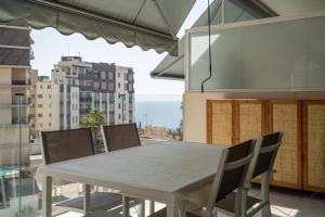 a table and chairs on a balcony with a view of the ocean at Apartamento Calpe Beach in Calpe