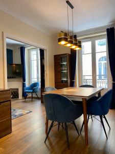 una sala da pranzo con tavolo e sedie blu di NEW! Beautiful Apartment - 1 minute to Monte Carlo a Beausoleil