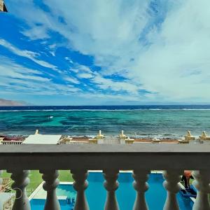 uma vista para o oceano a partir da varanda de um resort em Lucky palace Dahab em Dahab