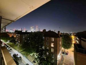 vistas a una calle de la ciudad por la noche con edificios en Charming studio in Bricklane en Londres