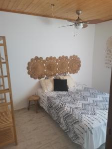 sypialnia z łóżkiem i drewnianym sufitem w obiekcie Bonita casa en el bosque - El Tiemblo w mieście El Tiemblo