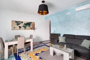 een woonkamer met een bank en een tafel bij Appartamento Menelao in Cava deʼ Tirreni