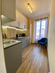 una cucina con lavandino e sedia blu di NEW! Beautiful Apartment - 1 minute to Monte Carlo a Beausoleil