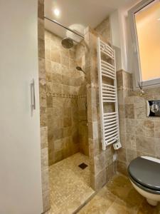 bagno con doccia e servizi igienici di NEW! Beautiful Apartment - 1 minute to Monte Carlo a Beausoleil