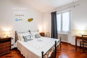 Postel nebo postele na pokoji v ubytování Easy Florence Scandicci